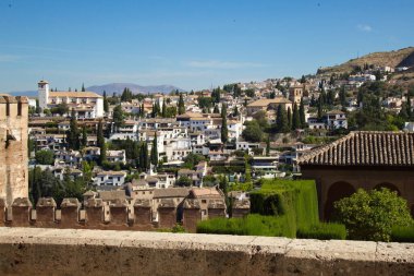 Alhambra 'dan Granada' nın Albaicn ilçesinin panoramik manzarası, ön planda Alcazaba