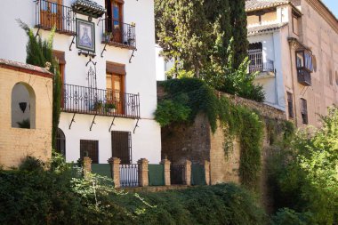 Ön cephesinde renkli bitkiler olan güzel evler.