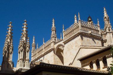 Gotik stil katedral dış görünüşü tepe noktaları ile