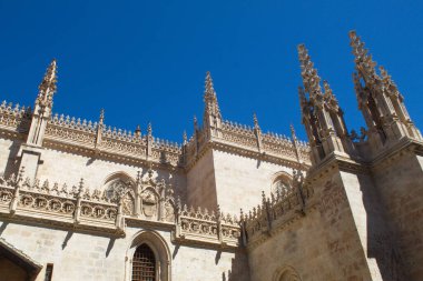 Gotik stil katedral dış görünüşü tepe noktaları ile