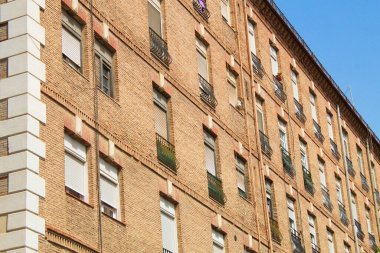 Murcia şehrinin merkezinde tuğla cepheli güzel bir dokuz katlı modernist bina.