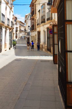 Turistler Almera 'nın Vlez-Rubio kasabasında huzur içinde geziyorlar.