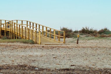 Mavi plajlarda yıkanmak için sahile ulaşmak için ahşap yol.