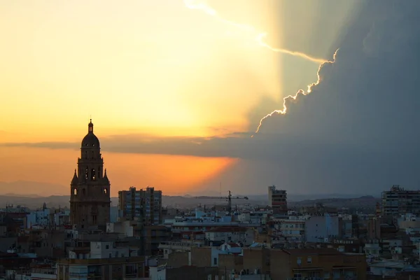 Spektakularny Zachód Słońca Nad Miastem Murcja Wieżą Katedralną Pierwszym Planie — Zdjęcie stockowe