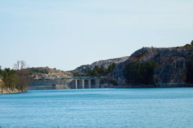 Murcia 'daki La Cierva Rezervuarı' nın güzel panoramik manzarası, elektrik üretmek ve dağ ortamında tarlaları sulamak için.