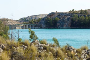 Murcia 'daki La Cierva Rezervuarı' nın güzel panoramik manzarası, elektrik üretmek ve dağ ortamında tarlaları sulamak için.