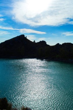 Murcia 'daki Mumyalama de la Cierva' nın güzel manzarası. Güneşin yansıması suda hafif dalgalarla.