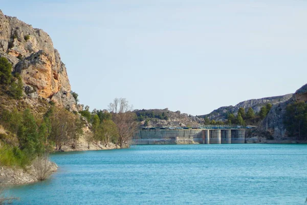 Murcia 'daki La Cierva Rezervuarı' nın güzel panoramik manzarası, elektrik üretmek ve dağ ortamında tarlaları sulamak için.