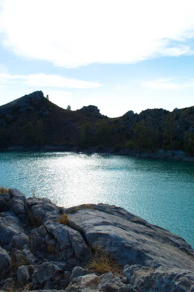 Murcia 'daki Mumyalama de la Cierva' nın güzel manzarası. Güneşin yansıması suda hafif dalgalarla.