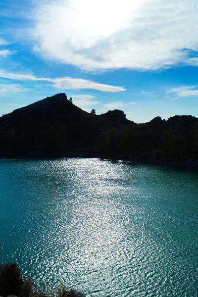 Murcia 'daki Mumyalama de la Cierva' nın güzel manzarası. Güneşin yansıması suda hafif dalgalarla.