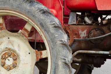 Eski, kirli ve kirletici kırmızı traktör