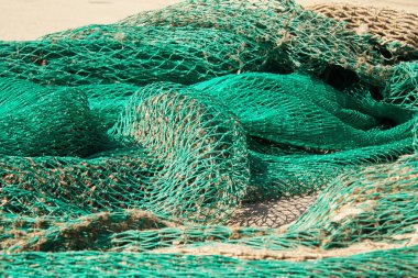 Renkli balıkçı ağları nakliyeye ve denize açılmaya hazır.