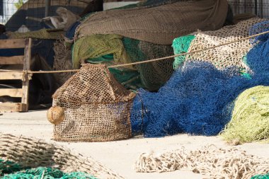 Renkli balıkçı ağları nakliyeye ve denize açılmaya hazır.