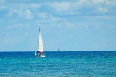 Güzel deniz manzarası. Tatil zamanı sörf yapan tekneler.