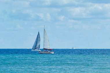 Güzel deniz manzarası. Tatil zamanı sörf yapan tekneler.