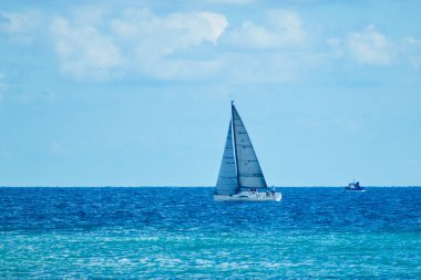 Güzel deniz manzarası. Tatil zamanı sörf yapan tekneler.
