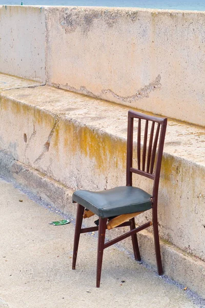 Pogorszone Odizolowane Krzesło Wewnątrz Portu Rybackiego — Zdjęcie stockowe