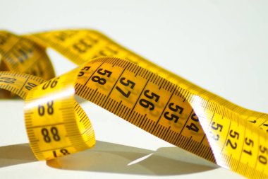 Beyaz arkaplanda sarı mezura