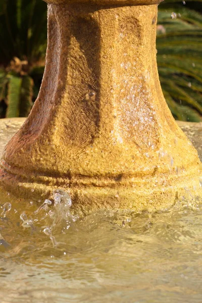 Fonte Parque Com Água Abundante Saindo Seus Canos Refrescando Meio — Fotografia de Stock