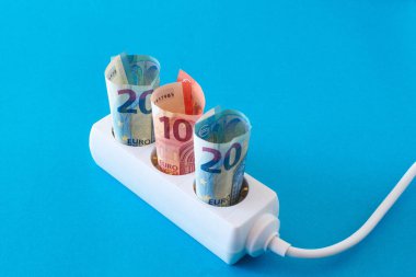 Banknotlar şeklinde maliyet göstergesi olan elektrik arzı aygıtı