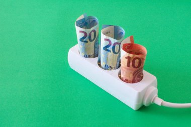 Banknotlar şeklinde maliyet göstergesi olan elektrik arzı aygıtı