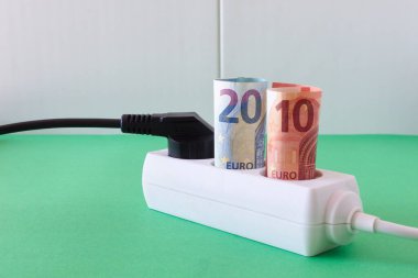 Banknotlar şeklinde maliyet göstergesi olan elektrik arzı aygıtı