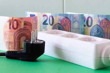 Banknotlar şeklinde maliyet göstergesi olan elektrik arzı aygıtı