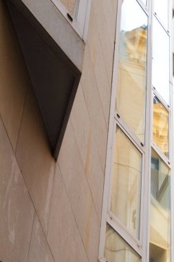 Şehir merkezinde modern bir binanın dış cephesi.