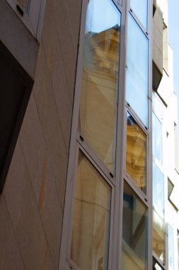 Şehir merkezinde modern bir binanın dış cephesi.