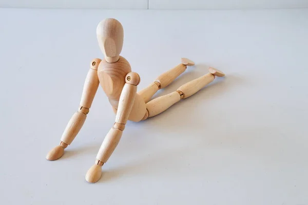 健康な生活の中で運動するためのモデルとしての木製の人形 — ストック写真