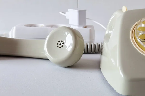 Stary Telefon Technologiczny Podłączony Sieci Elektrycznej Pomocą Wtyczki — Zdjęcie stockowe