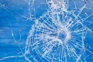 Kurşun darbesiyle cam binlerce parçaya ayrılmış.