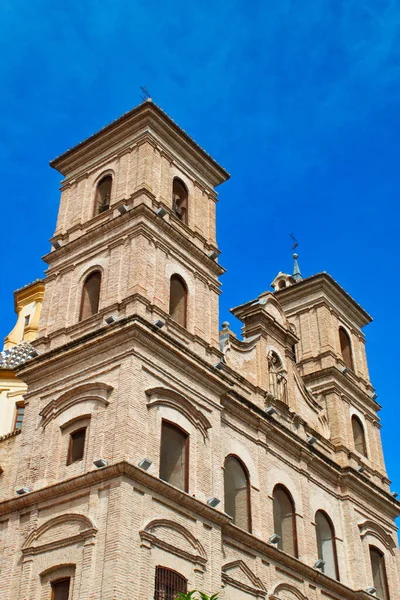 レンガで作られたムルシアのサントドミンゴ教会のバックファサード 塔やアーチと — ストック写真
