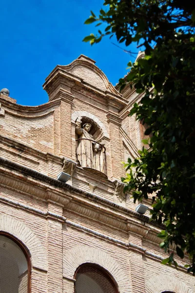 Murcia 'daki Santo Domingo Kilisesi' nin arka cephesi tuğladan, kulelerden ve kemerlerden yapılmıştır.