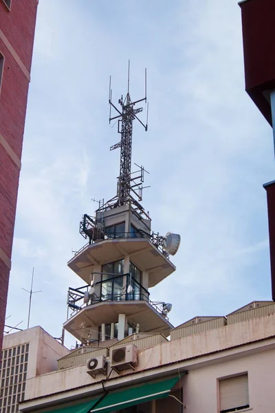 通讯塔位于建筑物的屋顶上 提供电话 互联网和无线电服务 — 图库照片