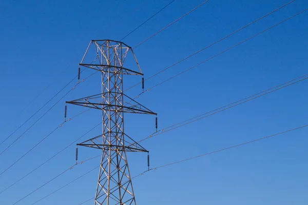 Sağlamak Için Elektrik Taşıyan Kablolu Metal Kuleler — Stok fotoğraf