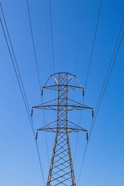 带电缆的金属塔 为企业和家庭提供电力 — 图库照片