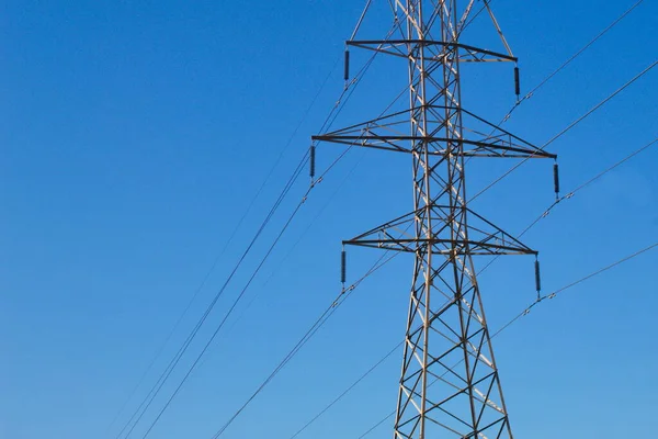 Sağlamak Için Elektrik Taşıyan Kablolu Metal Kuleler — Stok fotoğraf