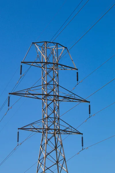带电缆的金属塔 为企业和家庭提供电力 — 图库照片