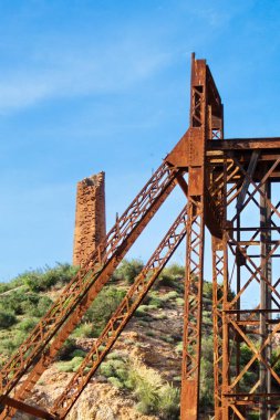 Modası geçmiş maden çıkarma kulesi Murcia 'daki Mazarrn' da kullanılmayan ve terk edilmiş bir madende.
