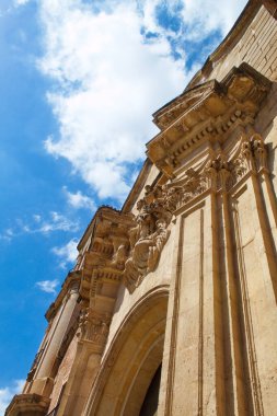 Güneşli bir günde Murcia 'da Iglesia de Santa Eulalia heykelinin olduğu güzel bir barok cephesi.