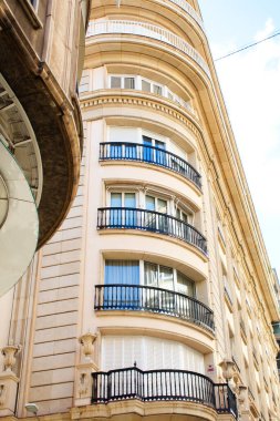 Şehrin ana caddesindeki eski tasarım binasının ön cephesi güzelmiş.