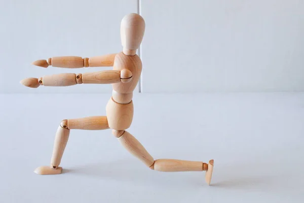 健康な生活の中で運動するためのモデルとしての木製の人形 — ストック写真