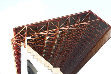 Metal structure for protection against rain and sun in a soccer field