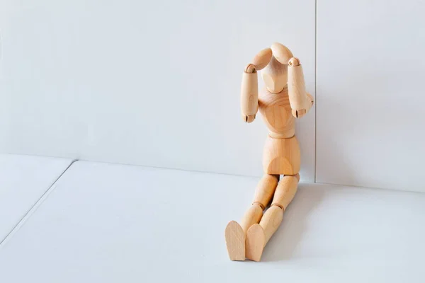 Concept Despair Regret Wooden Doll His Hands His Head — Stockfoto