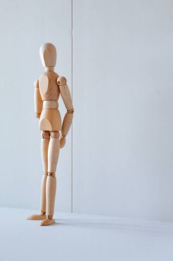 Manken olarak tahta bir bebekle ayakta durmayı ya da sokakta dinlenmeyi beklemek.