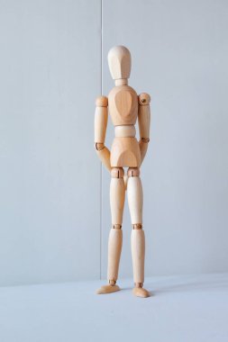 Manken olarak tahta bir bebekle ayakta durmayı ya da sokakta dinlenmeyi beklemek.