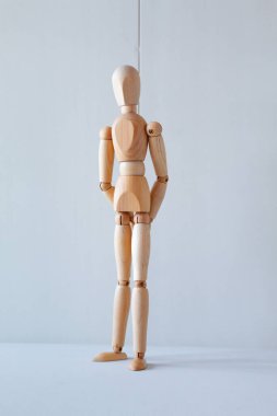 Manken olarak tahta bir bebekle ayakta durmayı ya da sokakta dinlenmeyi beklemek.