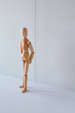 Manken olarak tahta bir bebekle ayakta durmayı ya da sokakta dinlenmeyi beklemek.