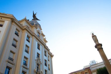 Güneşli bir günde kubbede Phoenix kuşu olan Murcia 'da güzel bir bina.